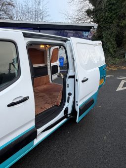 
										Peugeot Partner Van full									